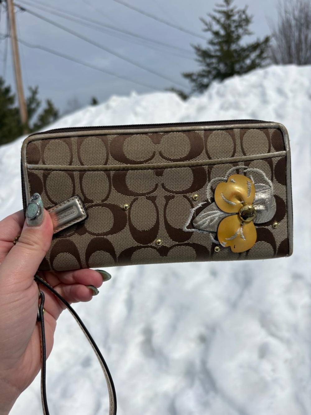 Coach Signature 3D Floral wristlet wallet🌸